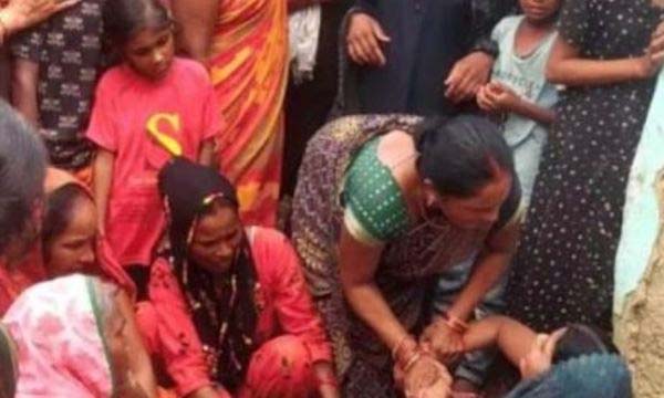 कासिमाबाद : पार्टी के रूपयों के लिए बेटे की बर्बर पिटाई देख बचाने पहुंची मां, दबंगों ने मां की पीटकर व गला दबाकर की हत्या, ग्रामीणों ने किया प्रदर्शन