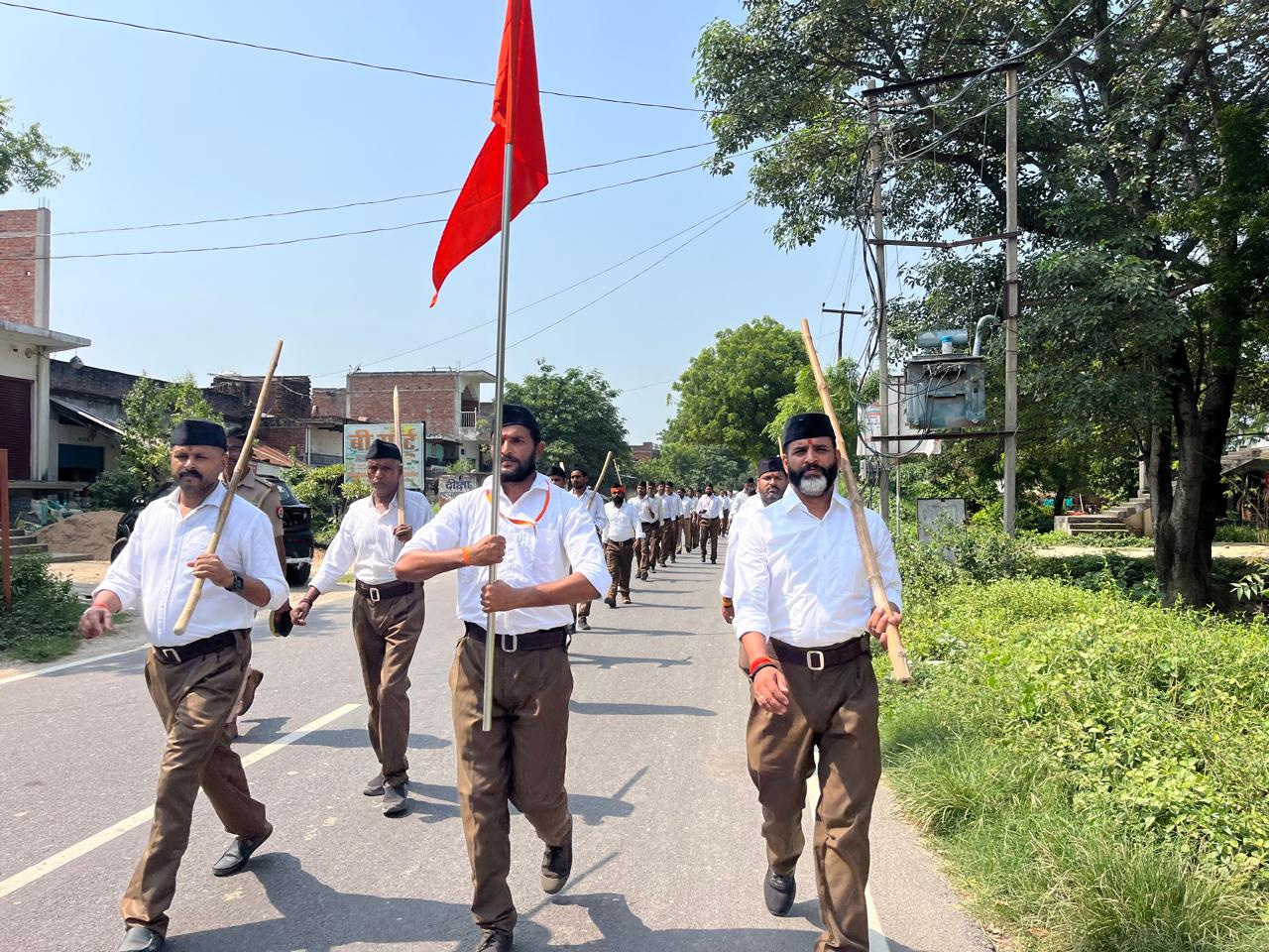 समाज को जगाने का काम कर रहा संघ