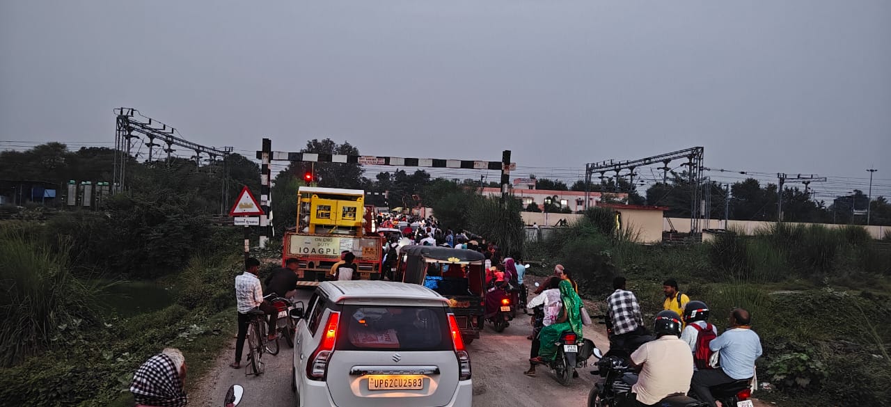 24 घंटे में 18 बार बंद होता है फाटक, लगता है लंबा जाम