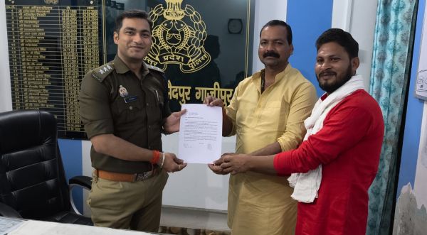  रेलवे क्रासिंग के घंटो जाम से निजाद दिलाने हेतु समाजसेवी ने क्षेत्राधिकारी को पत्रक सौपा