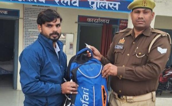 जी आर पी की तेजी से मिला जेवरों और कीमती सामानों से भरा बैग आवश्यक कार्यवाही के बाद पीड़ित को मिला
