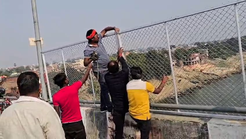 दो करोड़ की लागत से रामकरन सेतु पर लग रही जाली