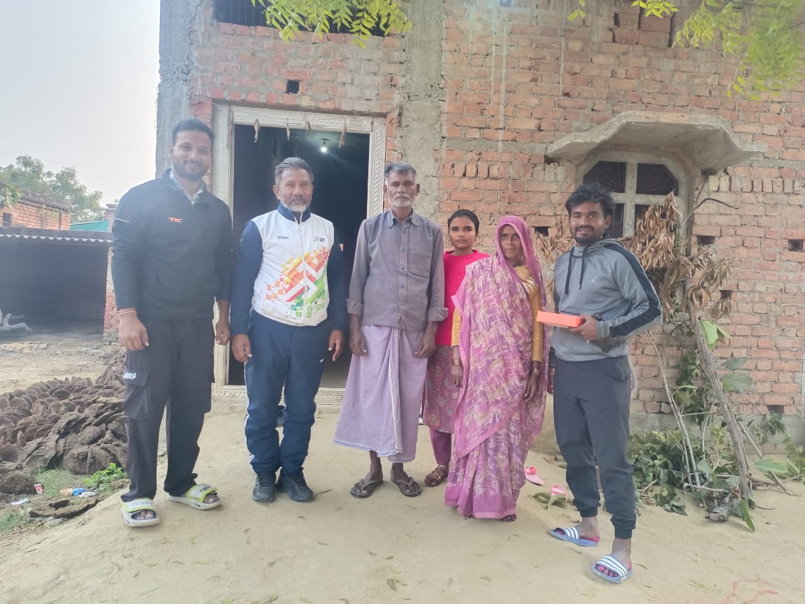 गरीबी का सहारा बन हाथों में हॉकी थमाया तेजू भैया ,- अजीत 