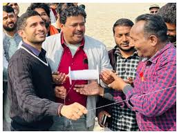 वाराणसी में पतंगबाजी प्रतियोगिता शुरू, मेयर और नगर आयुक्त ने उड़ाई पतंग