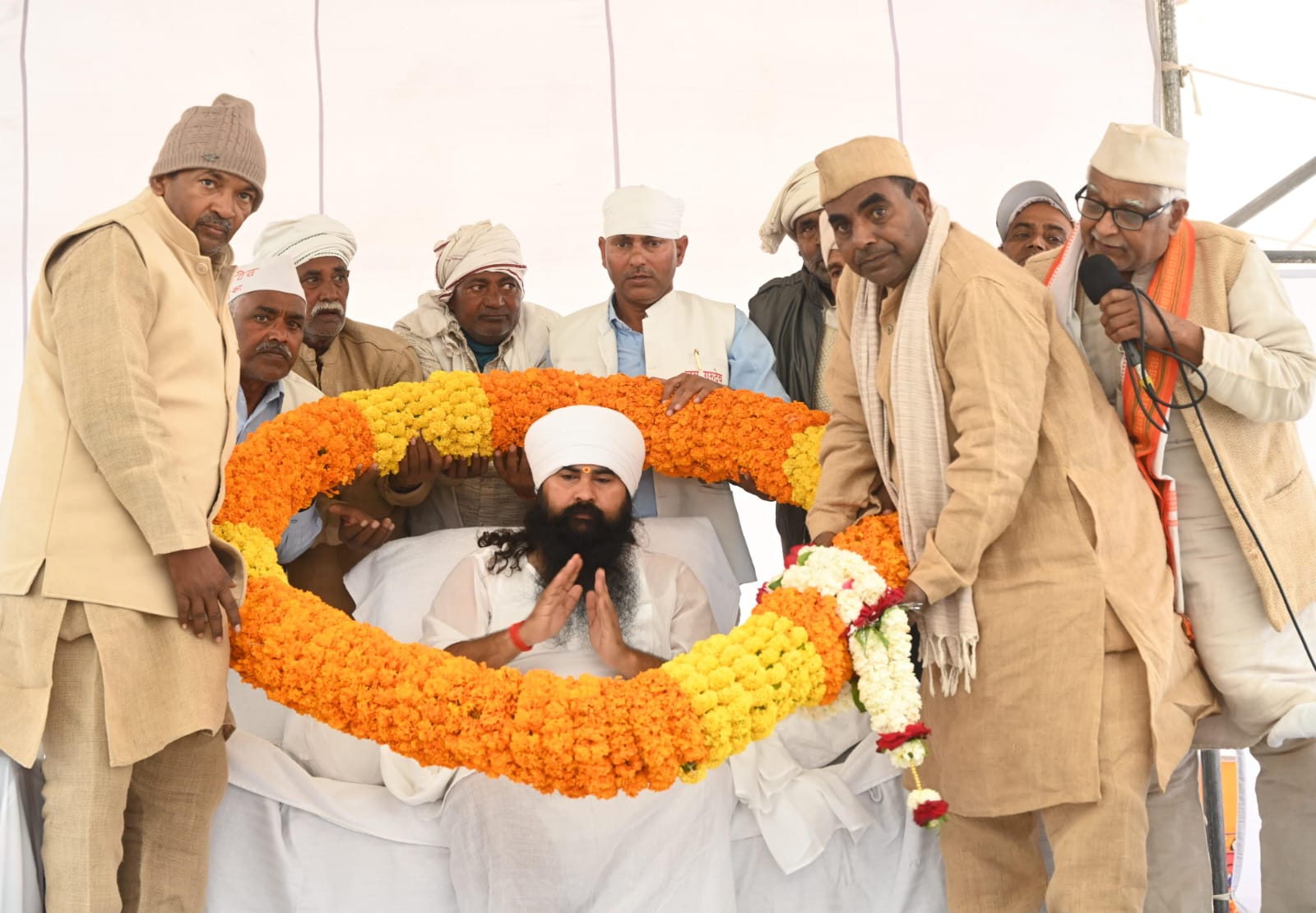 जय गुरुदेव धर्म प्रचारक संस्था मथुरा के प्रमुख पंकज महाराज का पुष्प बरसाकर भव्य स्वागत 